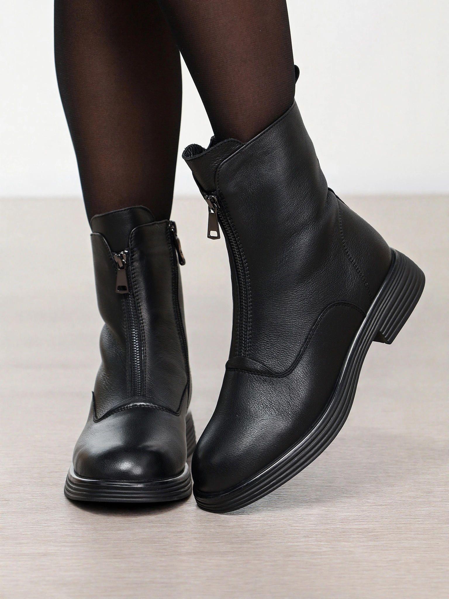 Ботинки черного цвета с декоративной молнией спереди